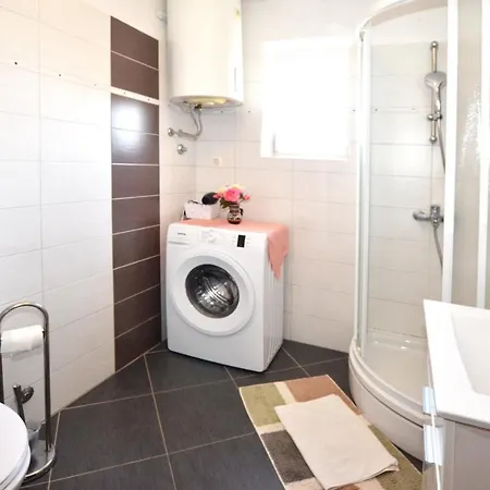 Apartment Ljiljana *