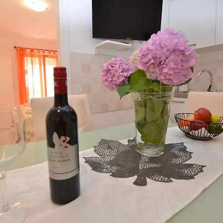 Apartment Ljiljana *
